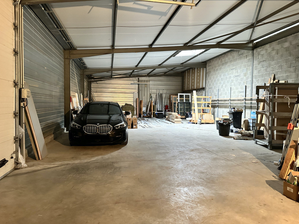 EXCLUSIVITÉ - BÂTIMENT ARTISANAL/COMMERCIAL 304 m²