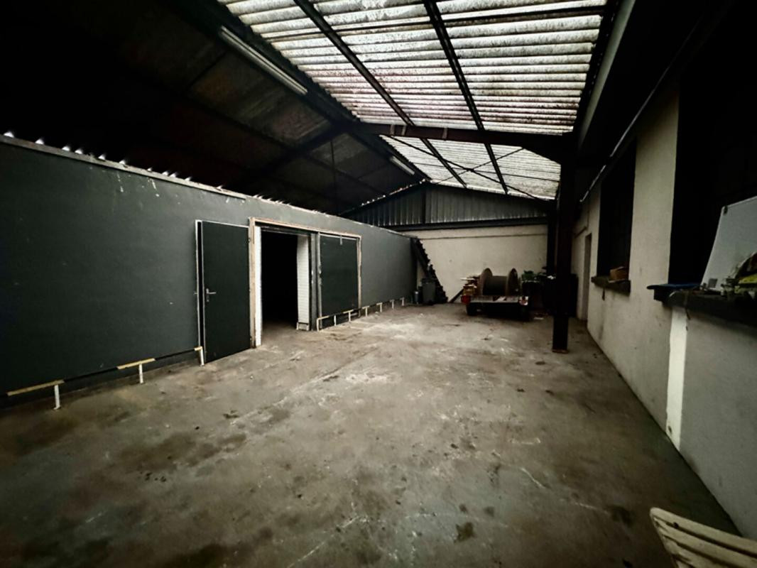 Local d'activité/stockage 879 m2 + appartement/bureaux 132 m2