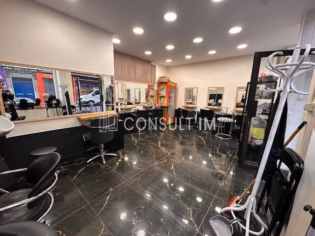 Rue de Clignancourt, boutique à la vente occupée, idéal investisseur, bonne rentabilité