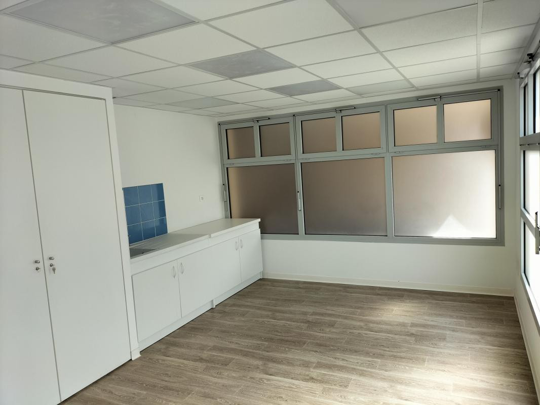 Local commercial T 20m² - Mériel - 9149.98.7.7