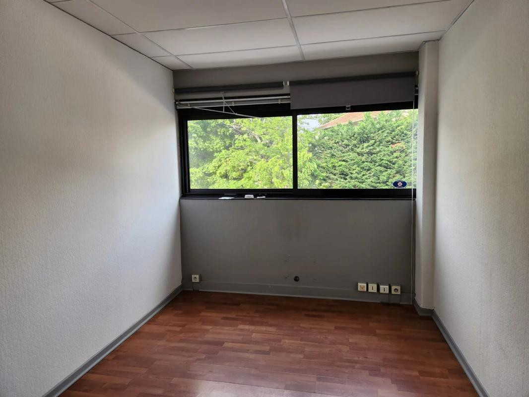 Bureaux neufs - Près d'Arènes