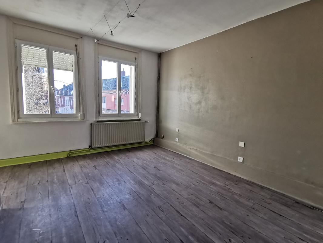 IMMEUBLE COMPOSE D'UN LOCAL COMMERCIAL ET D'UN APPARTEMENT