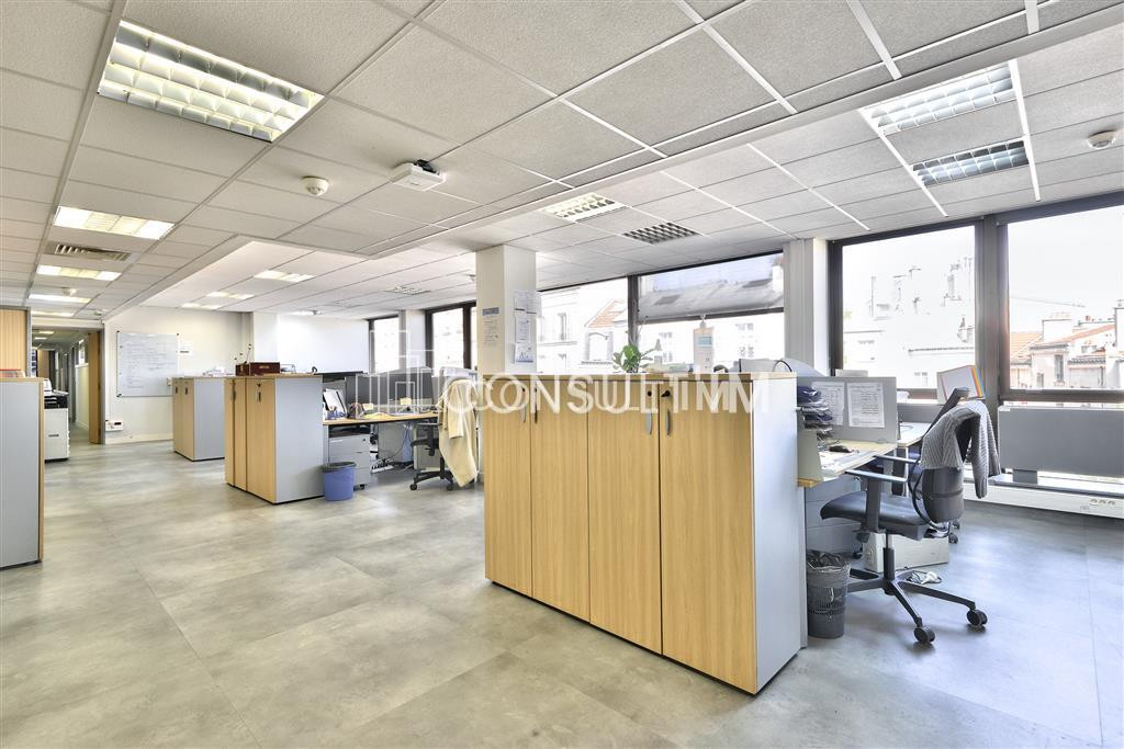 Au pied du Pont de St Cloud, beau plateau lumineux de 445 m² à louer