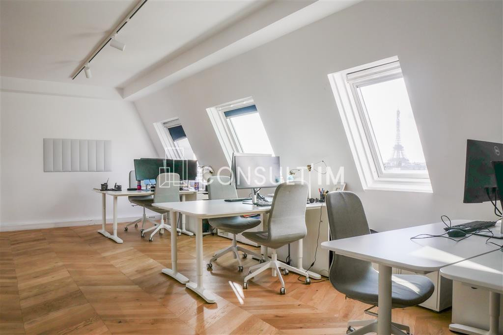Dans un bel immeuble d'angle, à louer bureaux climatisés avec vue dégagée sur Paris