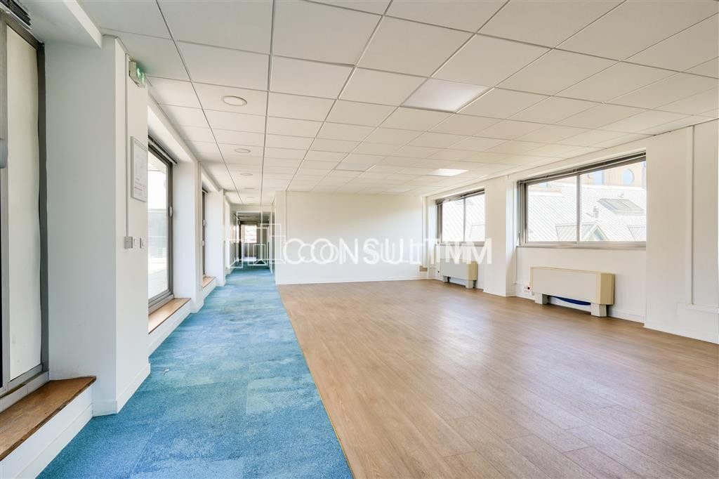 A proximité du métro Boulogne Jean Jaurès, à louer, bureaux de 300m² avec terrasse