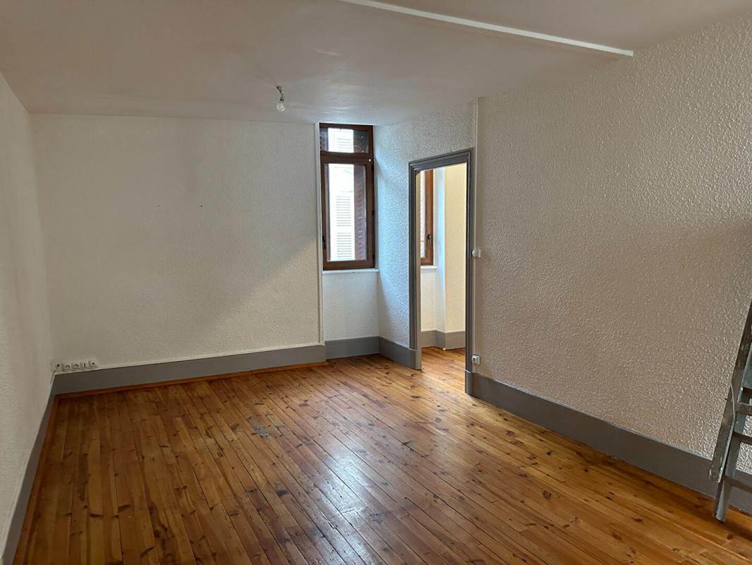 Chamalieres centre Immeuble de 2 lots T2 et T3 duplex 121 m2, cave et sous cave 292000 FAI