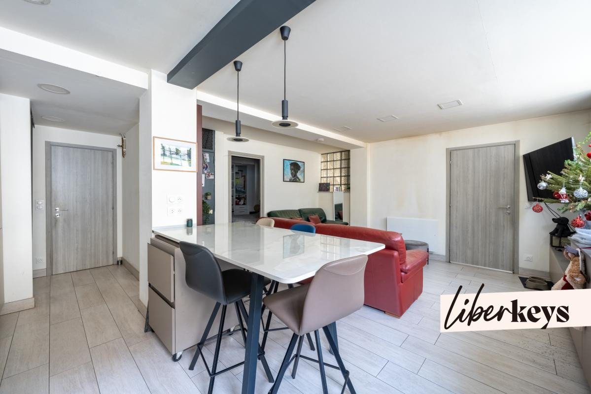 Local commercial 220 m² avec garage, dépôt et visibilité maximale – D136