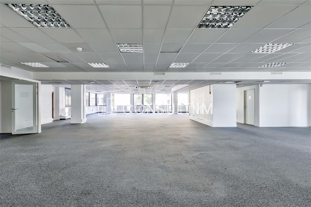 Au pied du Pont de Saint Cloud, et de l'A13,  bureaux de 374 m² à vendre