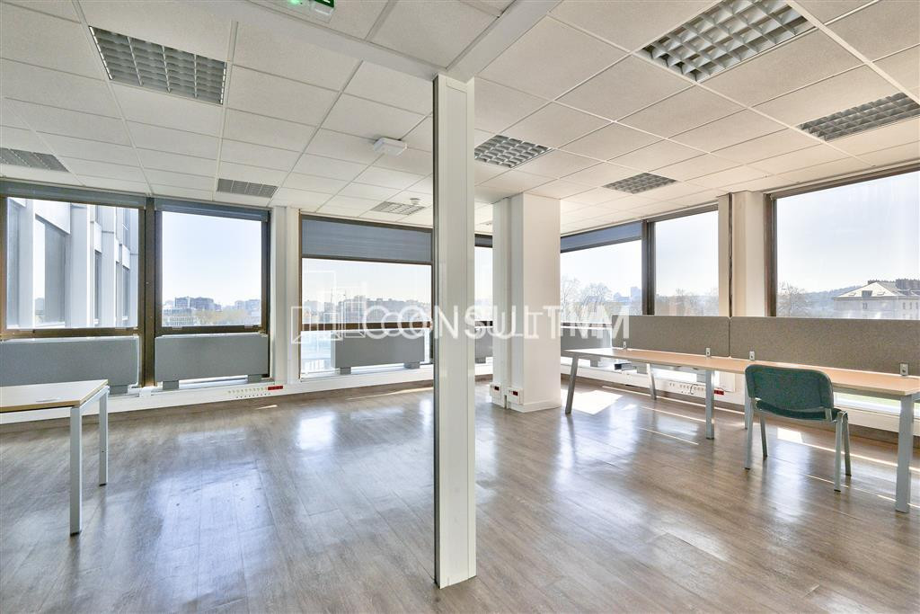 Au pied du Pont de St Cloud, beau plateau lumineux de 445 m² à louer