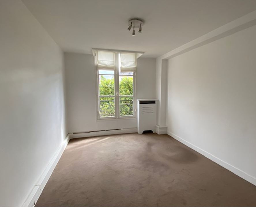 Au pied de la gare de Versailles Rive Droite, 112 m² à louer dans un  hôtel particulier