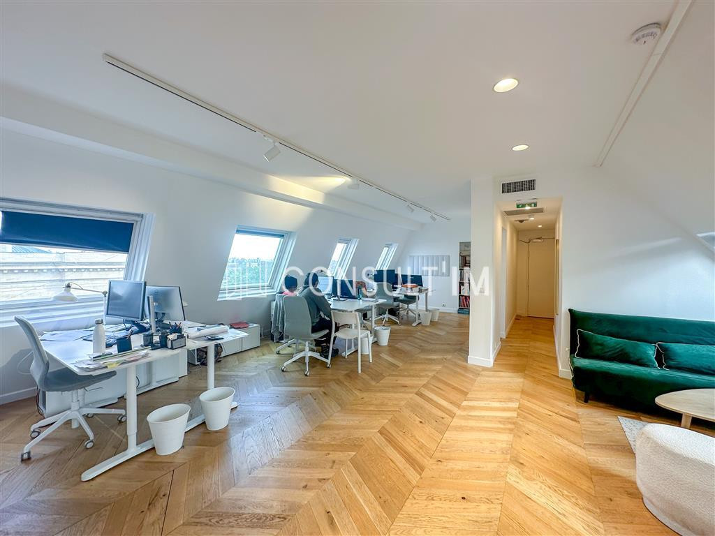 Dans un bel immeuble d'angle, à louer bureaux climatisés avec vue dégagée sur Paris