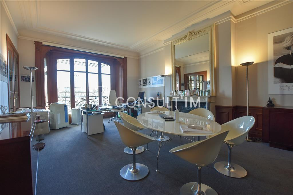 Superbes locaux à louer avec parquet, moulures, cheminées