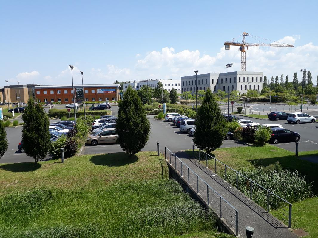 Au coeur du Campus Effiscience à Colombelles, 236 m² de bureaux à louer