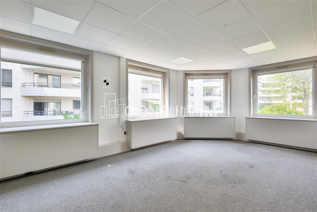 A proximité du Pont de Suresnes, à vendre des bureaux de 374m² au 1er étage