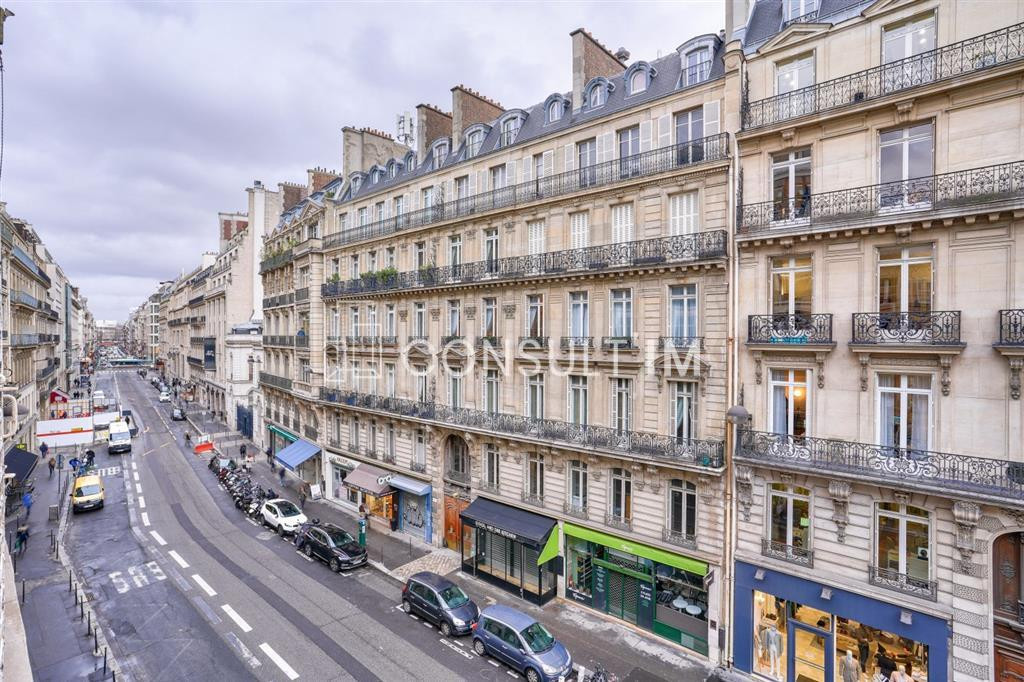 Bureaux bien entretenus, traversants, en étage élevé au cœur du QCA