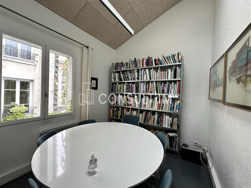 Bureaux dans un bel immeuble pierre et brique