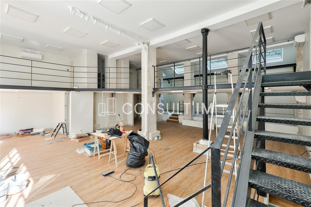 Bureaux rénovés style atelier / loft avec très belle hauteur sous-plafond