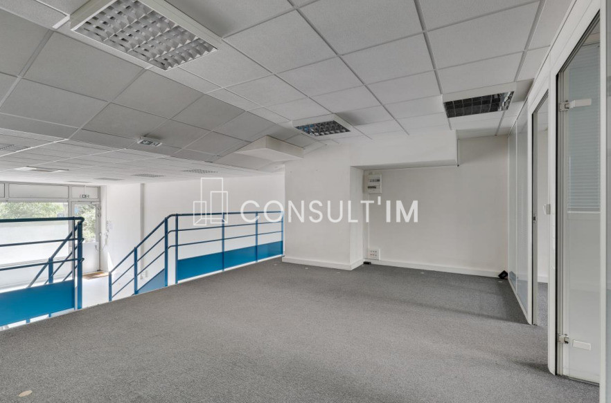 Bureaux avec vitrine, balcon et belle hauteur sous plafond