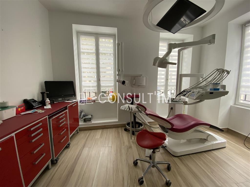 A LOUER IMMEUBLE INDEPENDANT EN R+3