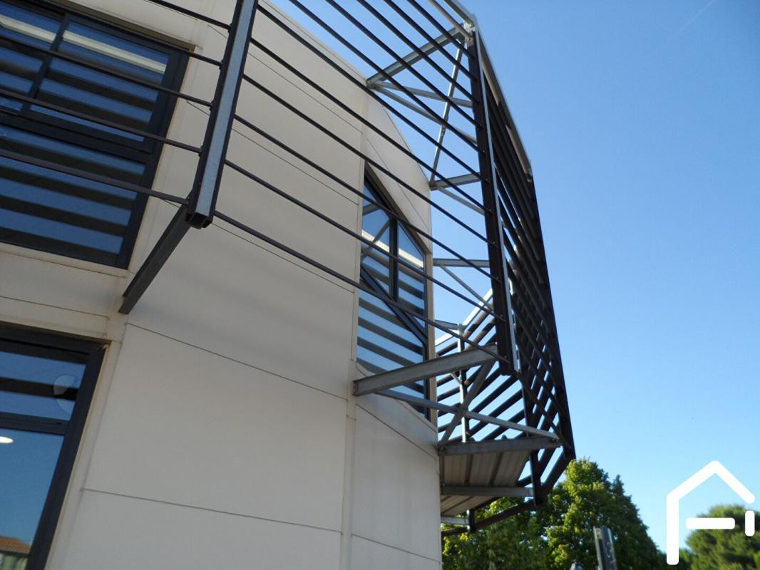 ( poussan 34560 ) Bureaux  rdc  100 m2  avec parking. sortie A9 à 2 km