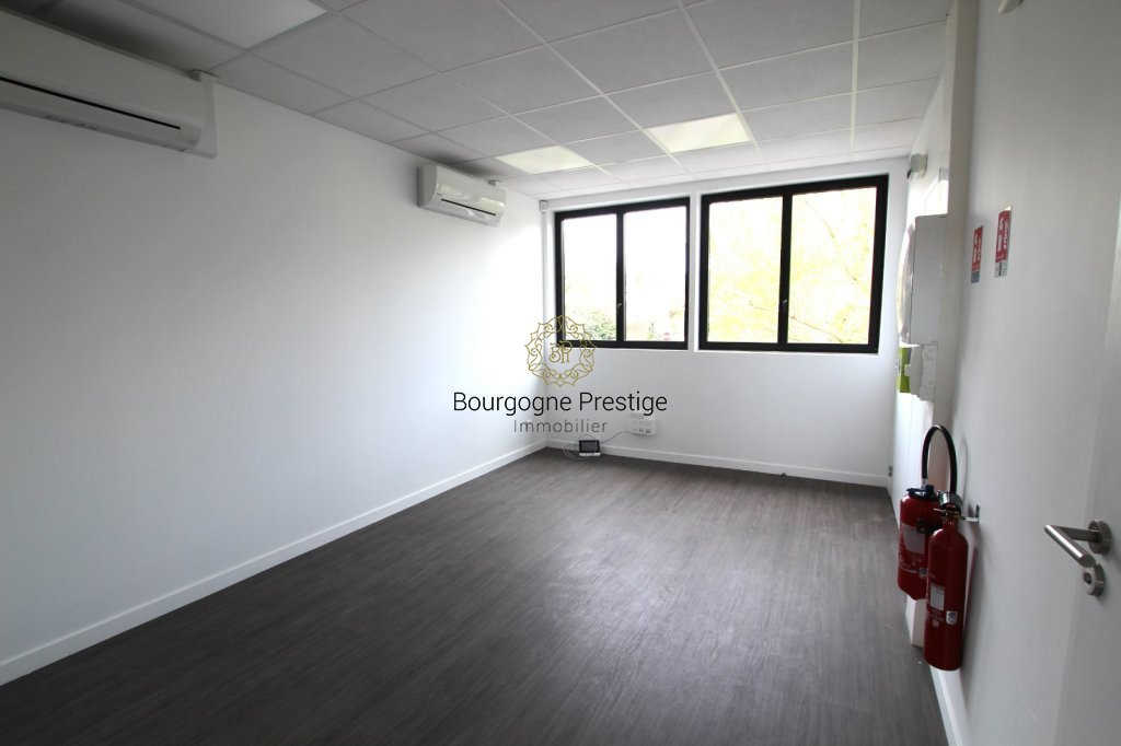 TOURNUS, ZONE COMMERCIALE, A LOUER LOCAL D'ACTIVITE DE 57 M²