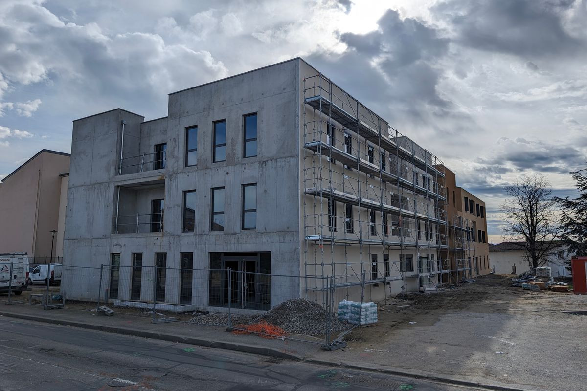 Local commercial spécialisé dans une activité de santé 77 m² à vendre – « Pôle santé » à Mornant
