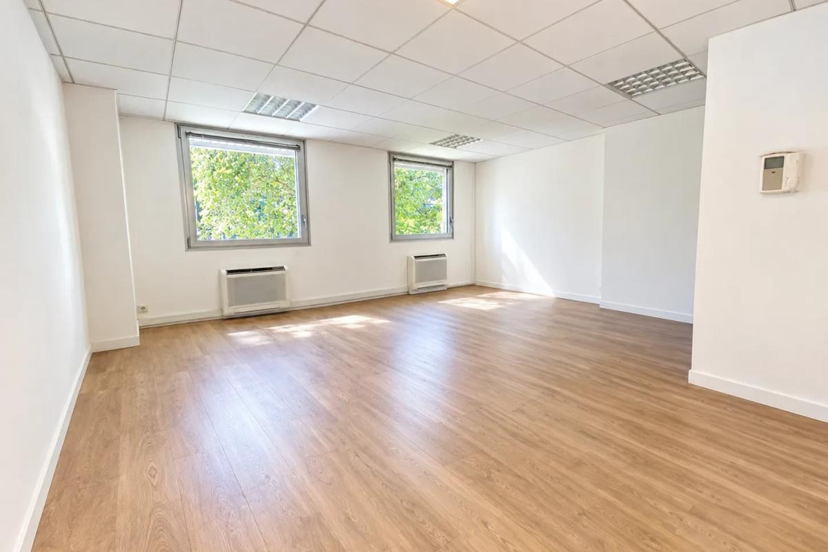 Locaux à louer divisibles par bureau. Accès PMR et ERP 5 spécialisés pour des professions médicales. Location au bureau. Plateau entièrement cloisonné jusqu'à 11 bureaux avec leur point d'eau privatif