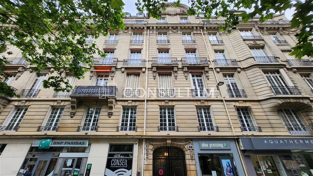 Au 1er étage, plateau de 210 m²