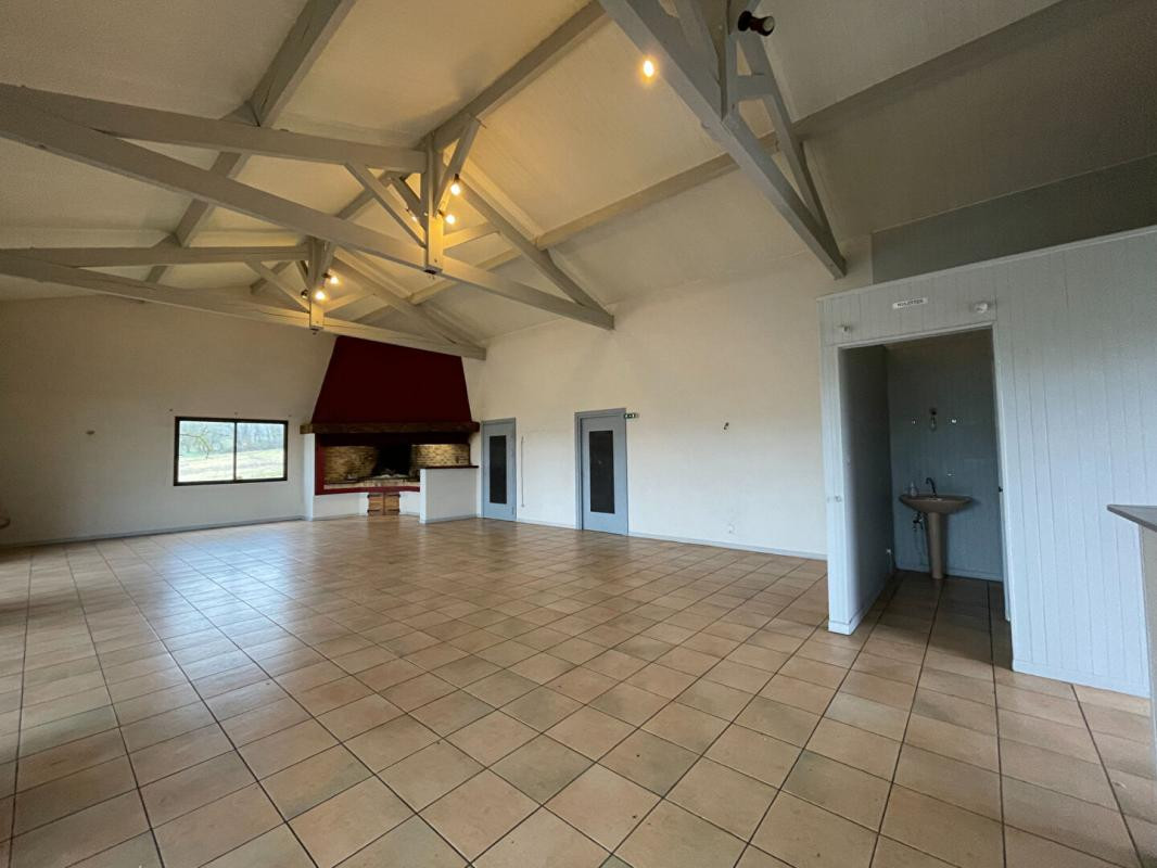 Bâtiment commercial sur 5642 m² de terrain