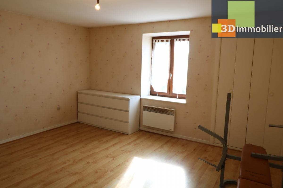 Vends petit immeuble en pierres, bon état avec 2 appartements de 56 et 58m² avec cave, petite cour au centre de Mont sous Vaudrey