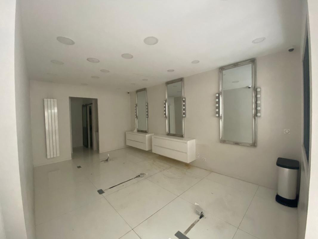 Proche rue de Lévis, boutique de 37 m²