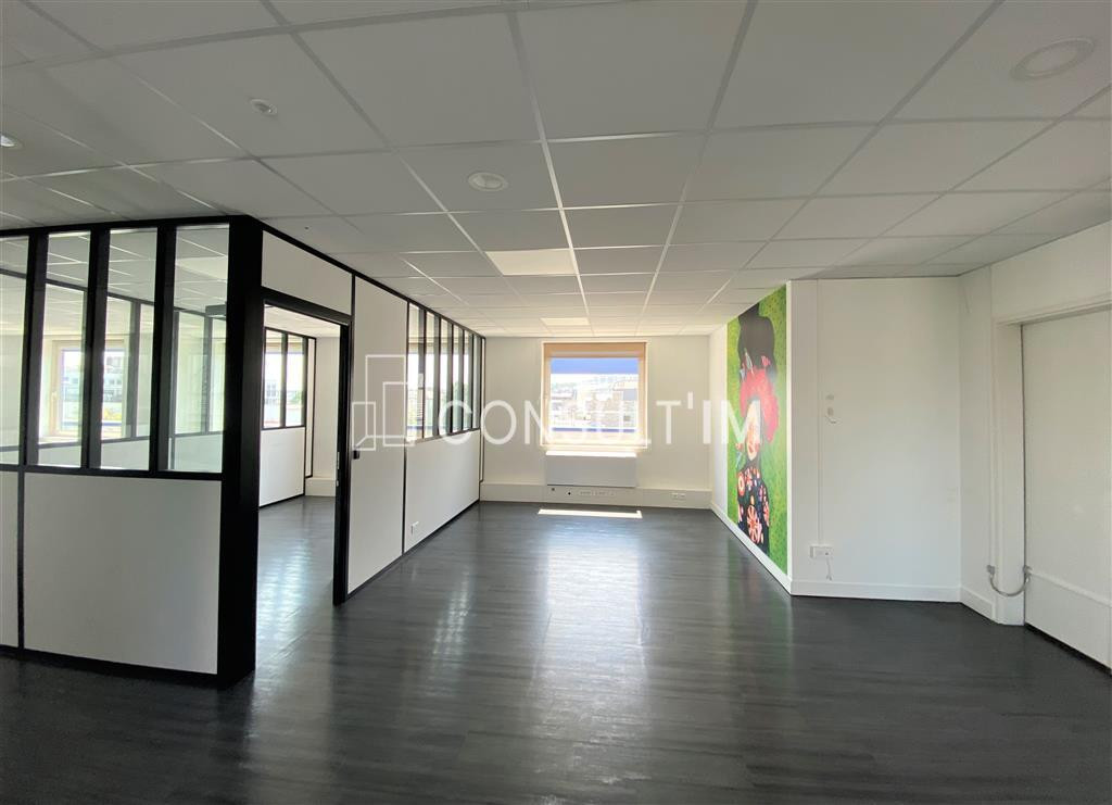 A proximité du Pont de Suresnes, à vendre des bureaux de 303m² au 4eme étage