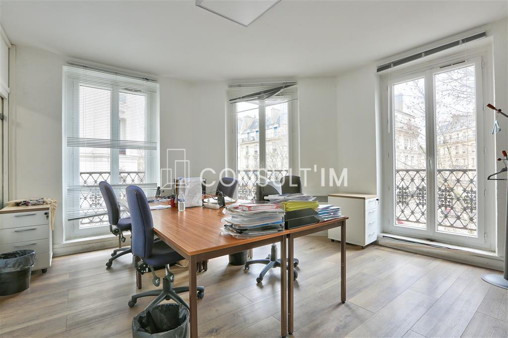 bureaux à louer avec balcon filant