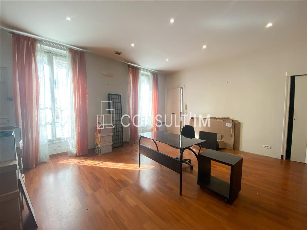 Place de la République, bureaux en open-space sur parquet