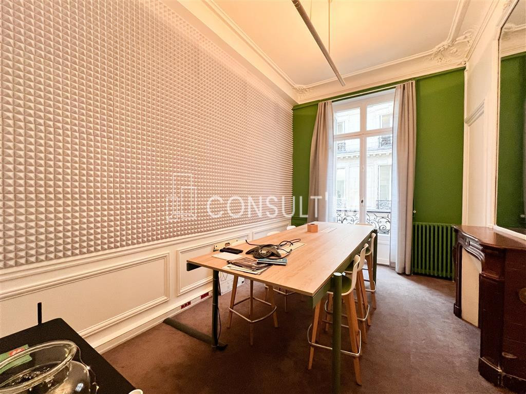 A deux pas de la Place de l'Opéra, bureaux de grand standing avec parquet, moulures et cheminées