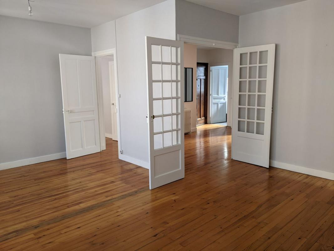 Immeuble de 3 appartements au centre de Condrieu