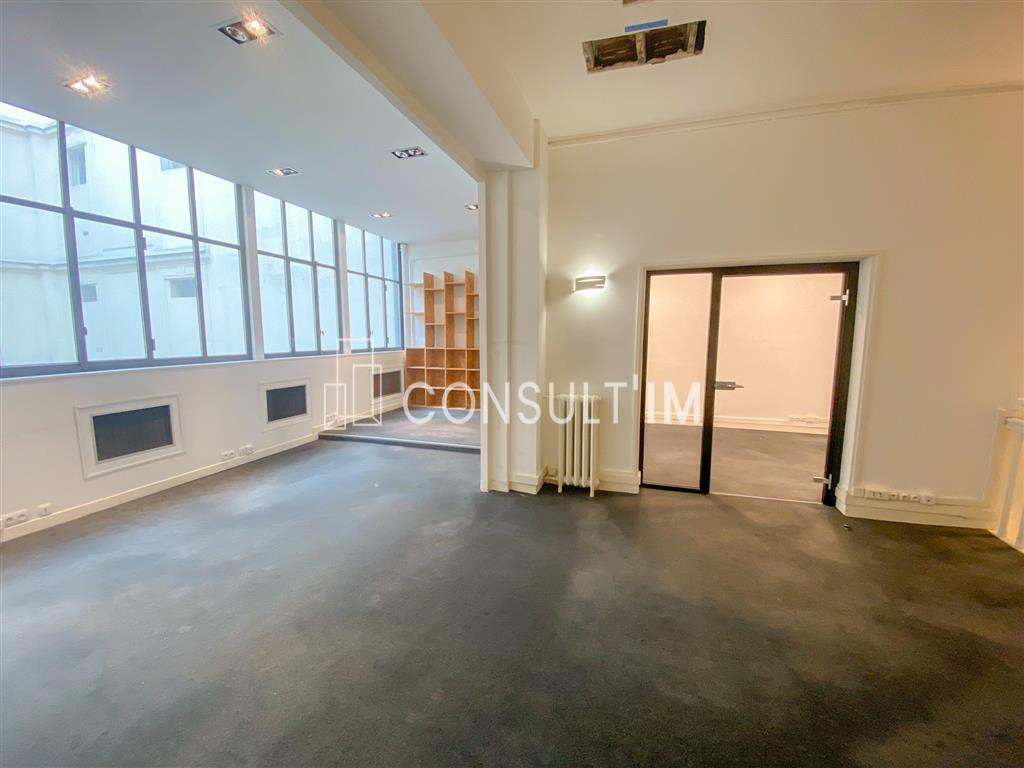 Bureaux en duplex sur cour avec belle hauteur sous plafond