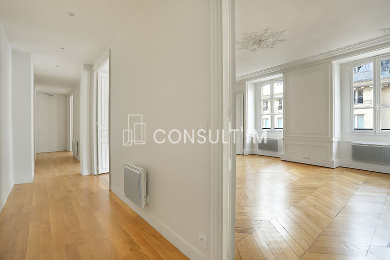 Adresse prestigieuse, bureaux avec parquet, moulures et cheminées