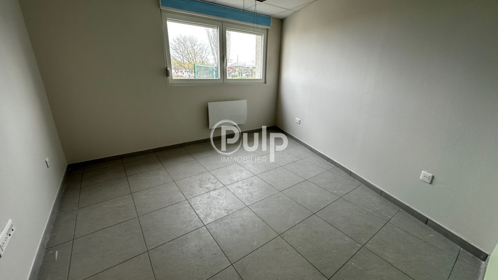 Ensemble de bureaux avec showroom, accueil et parkings