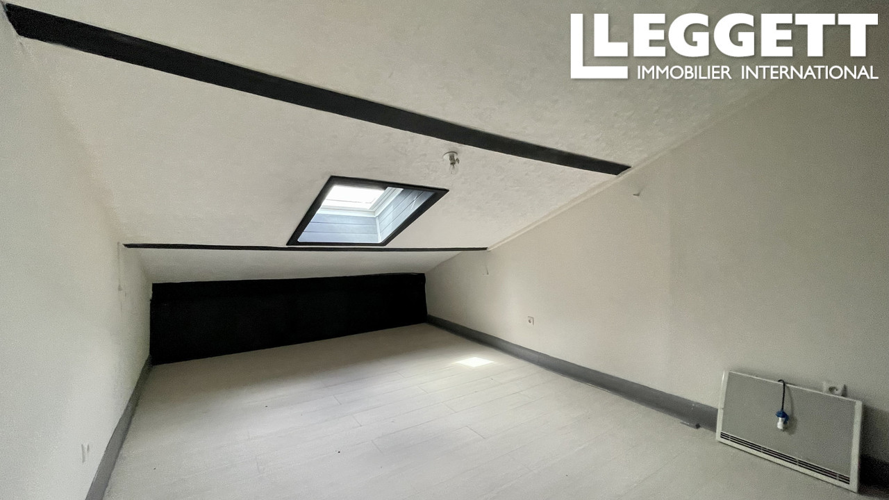 Un immeuble avec 3 grands appartements avec la vue sur les Pyrénées, un grand garage et terrain de 2811m2