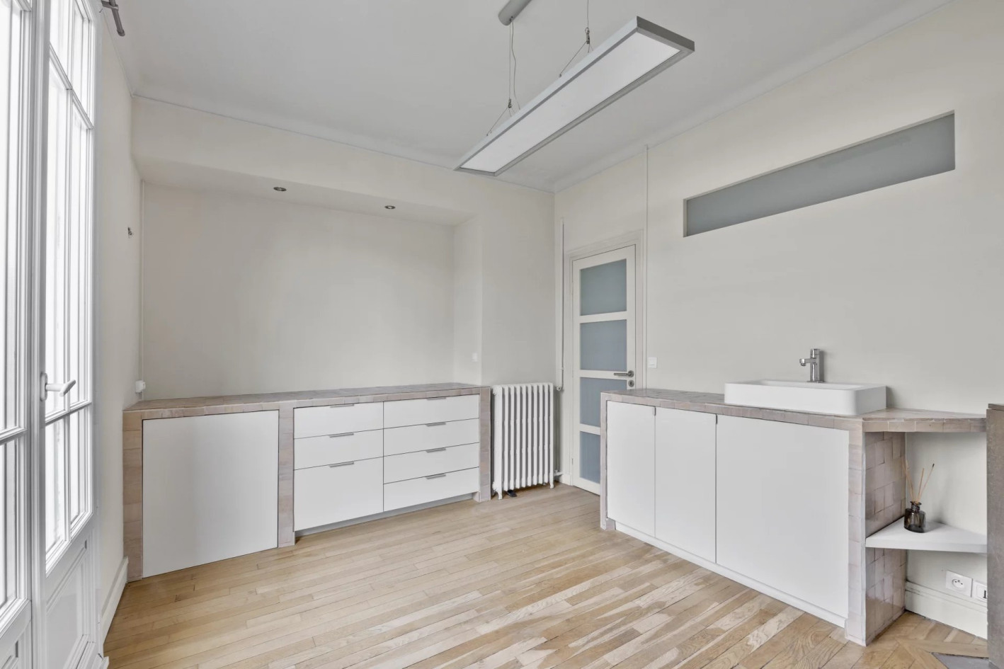 Mairie de Vincennes. Charmant local professionnel à louer de 49 m2 au 2ème étage