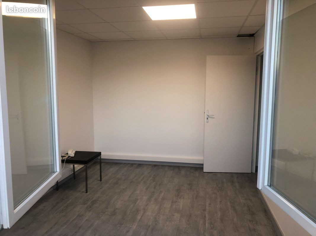 Locaux professionnels de 11 et 14 m² à louer au cœur de Châtillon (92), proche de Paris et facilement accessible en transports (métro ligne 13, tram T6, bus).