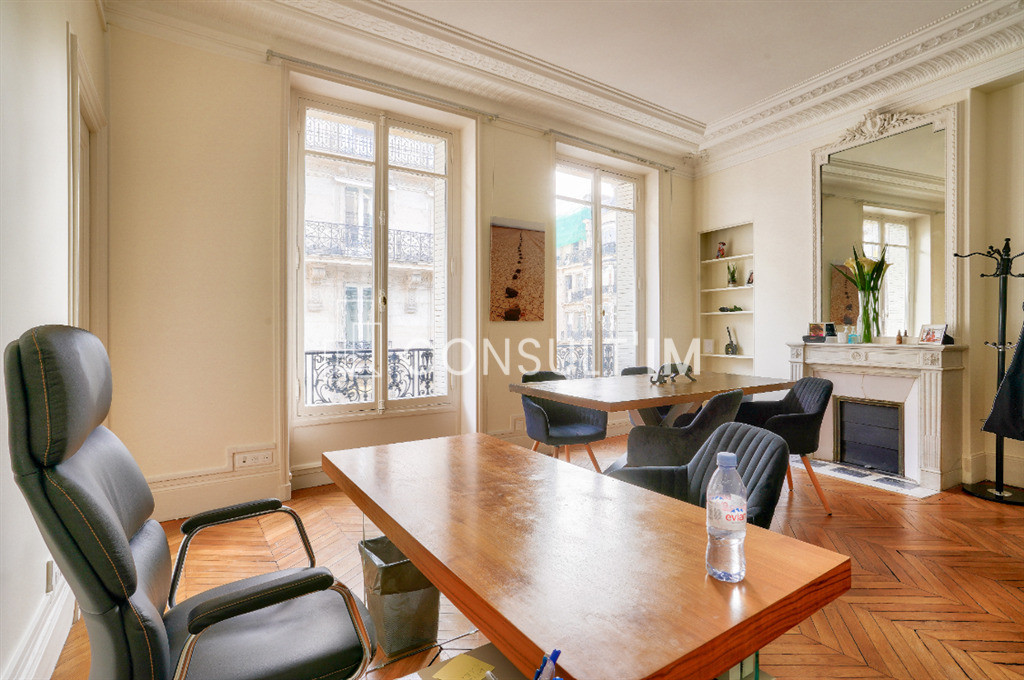 Au coeur du Triangle d'Or, bureaux en très bon état avec parquet moulures et cheminées
