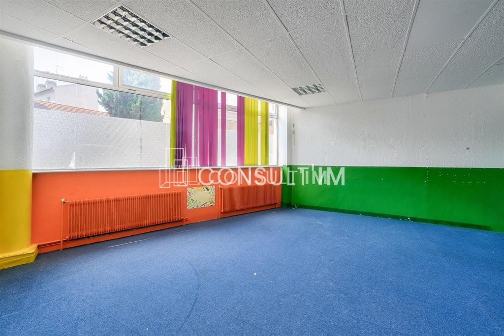 En exclusivité, à louer des locaux de 433 m² + parkings et boxes