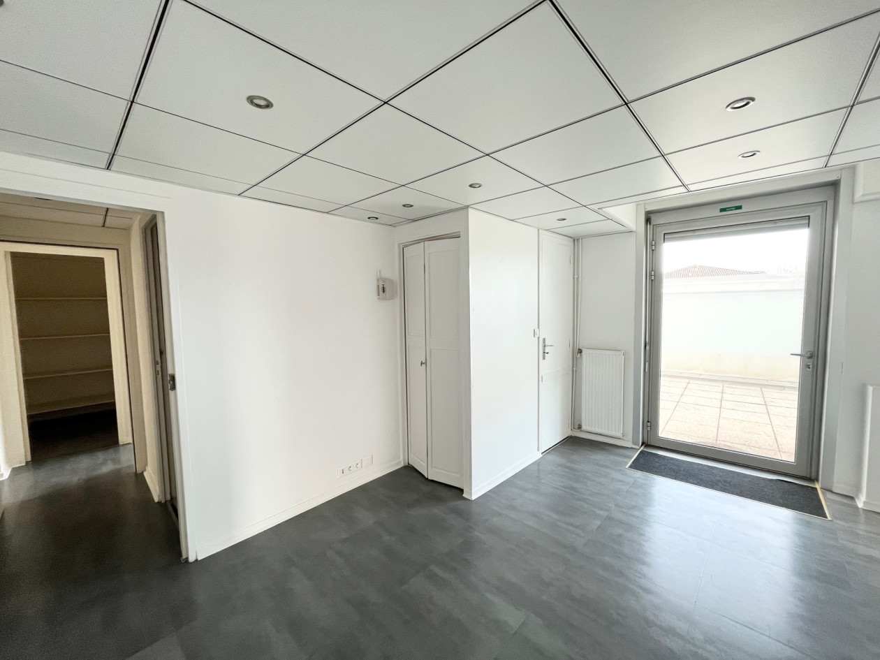 GRADIGNAN CENTRE DANS PÔLE DE SANTÉ LOCAL PROFESSIONNEL CLIMATISÉ 98 M² AVEC TERRASSE