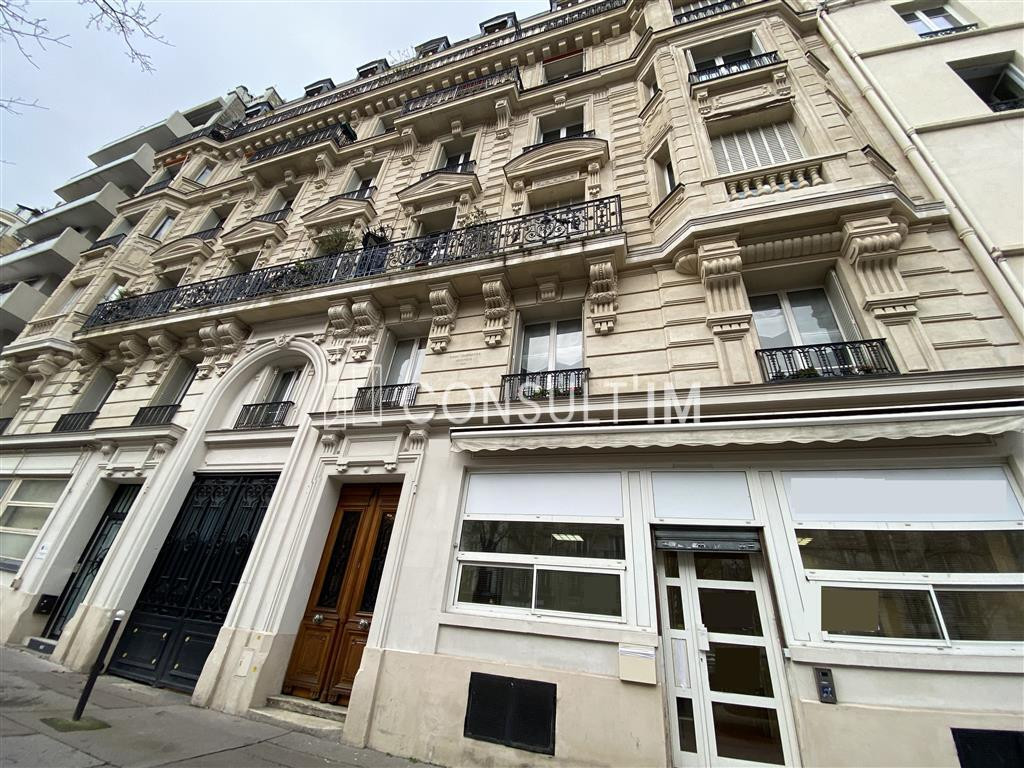 A deux pas de la Place de la Nation, boutique avec accès ERP/PMR