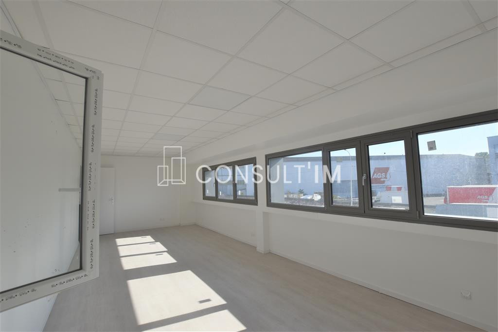 Entrepôt en face du centre commercial Qwartz