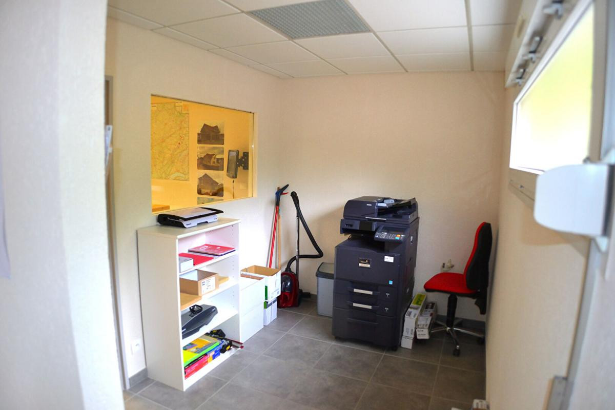 Local commercial Maiche 126 m2 - Grand Parking - Rue passante