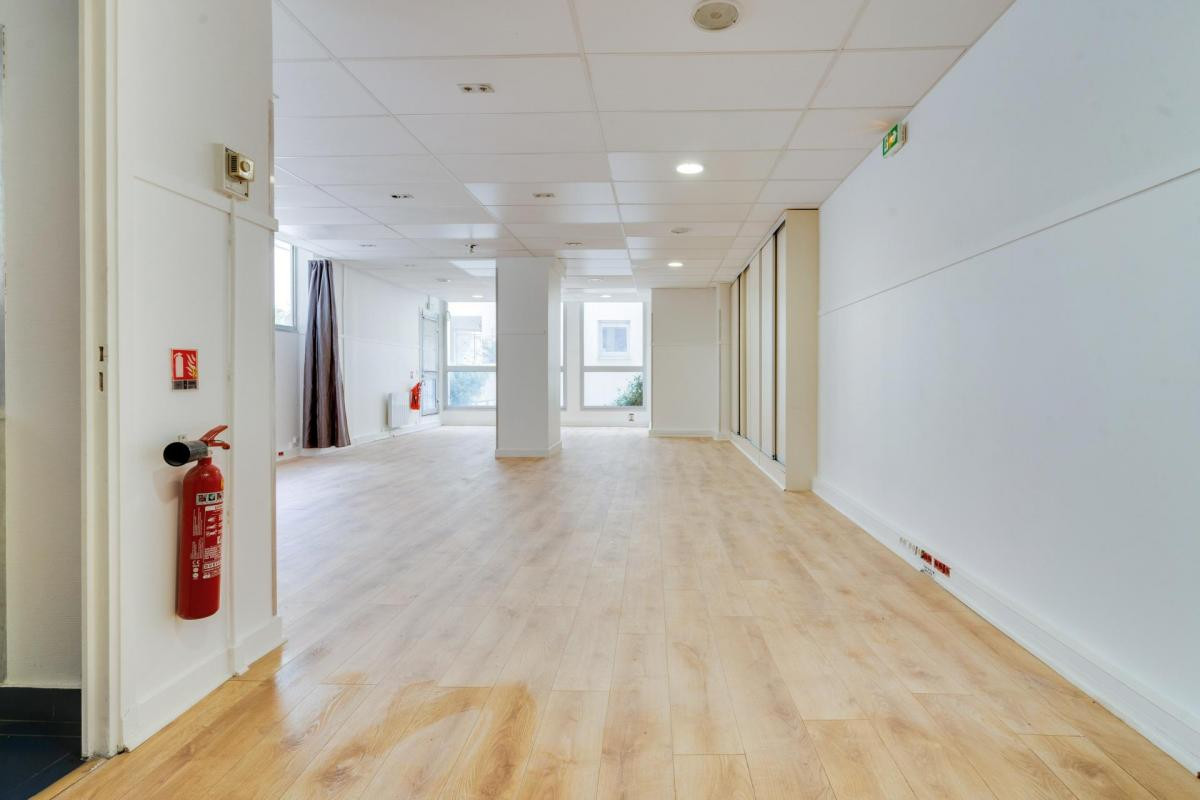 A vendre Local commercial idéalement situé , Paris 9 refait à neuf