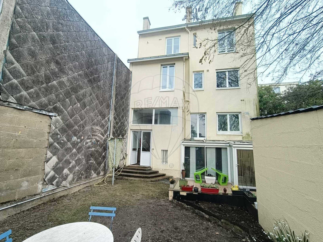Immeuble 7 chambre(s) à vendre